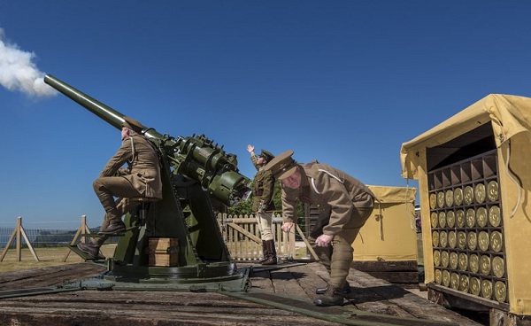 soldiers operating anti-aircraft gun